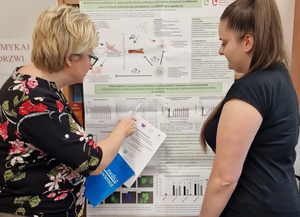 zdjęcie zespołu projektowego przy tablicy podsumowującej projekt