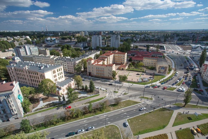Panorama Łodzi z góry, skrzyżowanie Narutowicza i Alei Rodziny Scheiblerów.