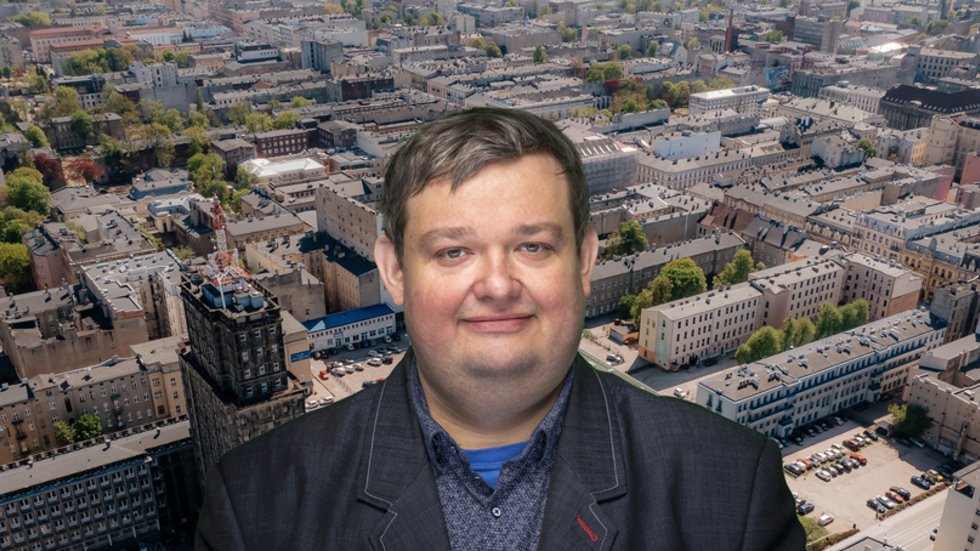 dr hab. Kamil Śmiechowski, prof. UŁ na tle zabudowy Łodzi