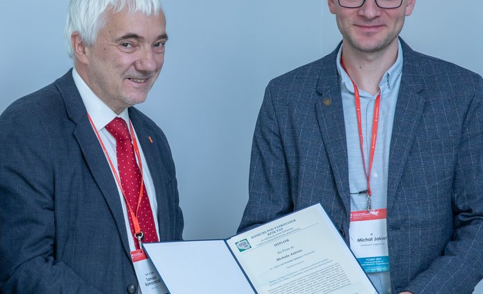 Wręczanie dyplomu nagrodzonemu