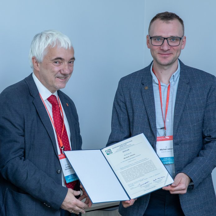 Wręczanie dyplomu nagrodzonemu