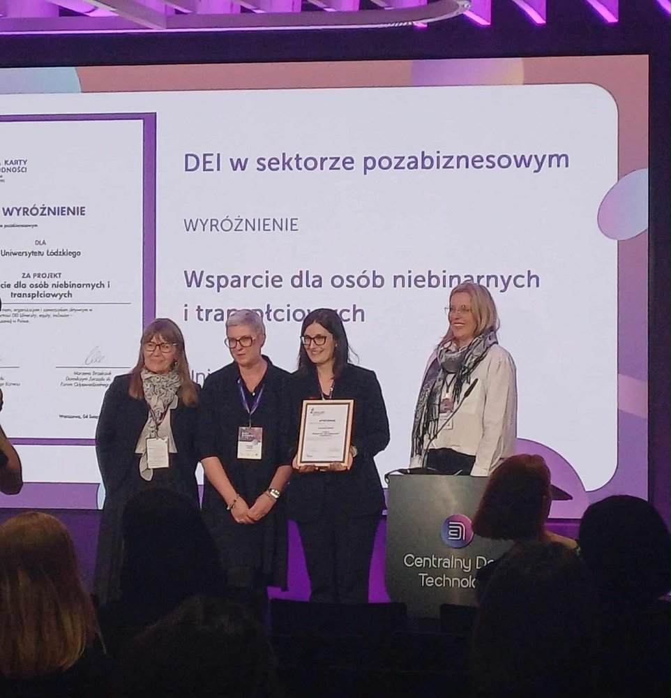 The UniLodz Vice-Rector for Science, dr hab. Dorota Golańska, Associate Professor at the University of Lodz, and Dr Aleksandra Różalska, the Rector’s Representative for Equal Treatment collecting the distinction for UniLodz 