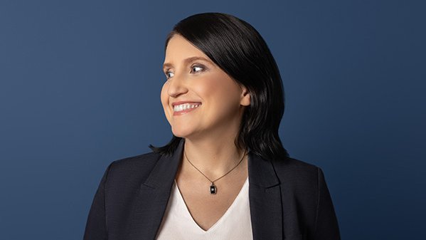 Kobieta w białej koszuli i czarnej marynarce