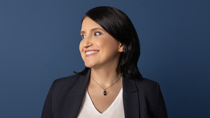 Kobieta w białej koszuli i czarnej marynarce