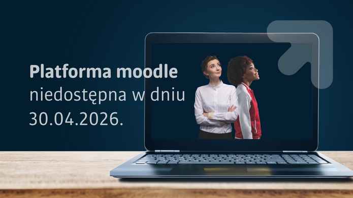 Grafika informacyjna przedstawiająca laptop stojący na drewnianym blacie. Na jego ekranie widoczne są dwie młode kobiety patrzące w górę. Po lewej stronie grafiki znajduje się tekst: „Platforma Moodle niedostępna w dniu 30.04.2026.”. W tle widoczny jest ciemnoniebieski gradient oraz półprzezroczysty symbol strzałki skierowanej w górę.