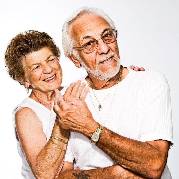 zdjęcie przedstawiające dwie wesołe, starsze osoby