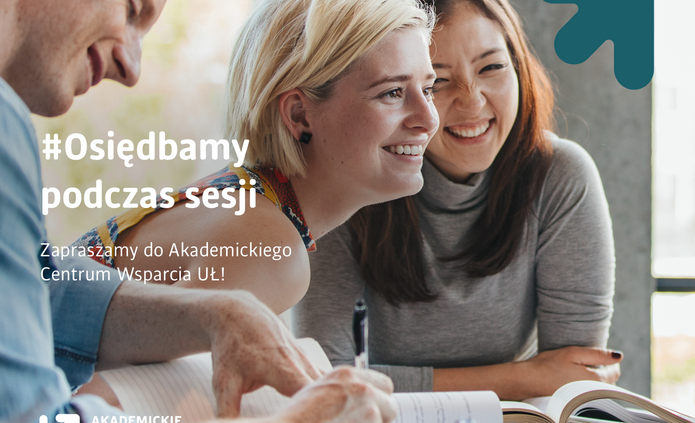 Uśmiechnięci studenci wspólnie uczą się