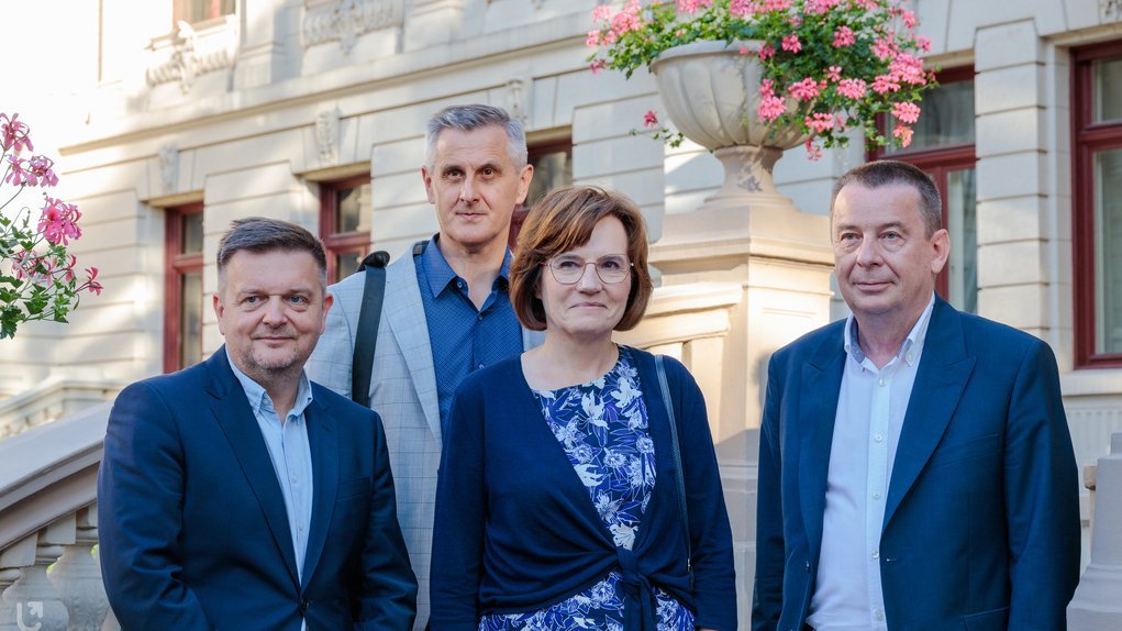 prof. Tadeusz Grabarczyk, prof. Krzysztof Lesiakowski, Ewa Bluszcz (dyrektorka Wydawnictwa UŁ), prof. Jarosław Kita na schodach przed Muzeum Miasta Łodzi