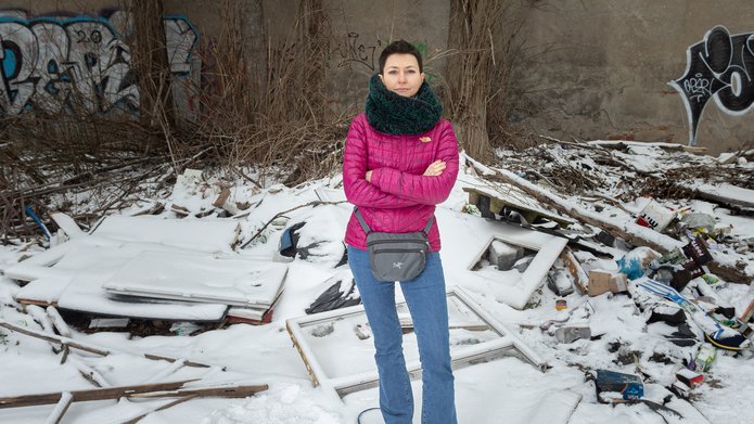 Dr Anna Kaperczyk na tle dzikiego wysypiska smieci