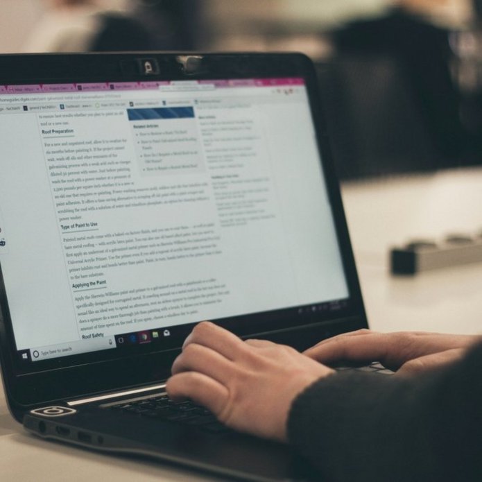 Ekran laptopa, zdjęcie poglądowe.