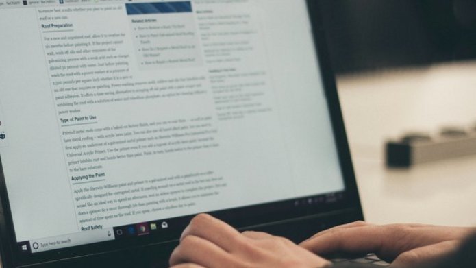 Ekran laptopa, zdjęcie poglądowe.