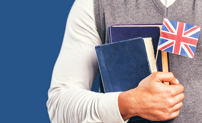 Osoba trzymająca książki i flagę Wielkiej Brytanii