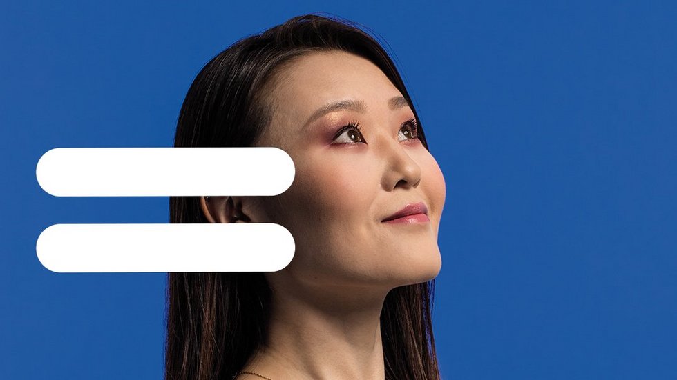 [Translate to English:] Szacunek. Kobieta na niebieskim tle.