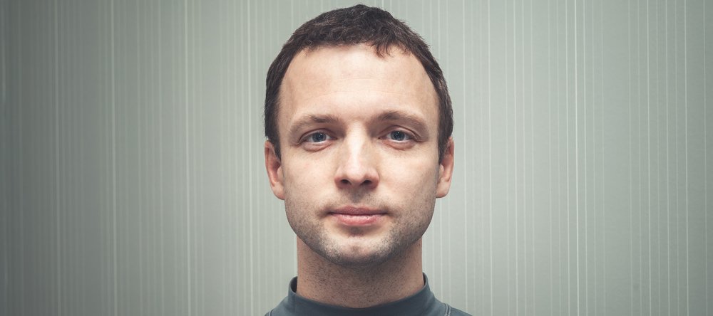 Młody mężczyzna patrzy na wprost