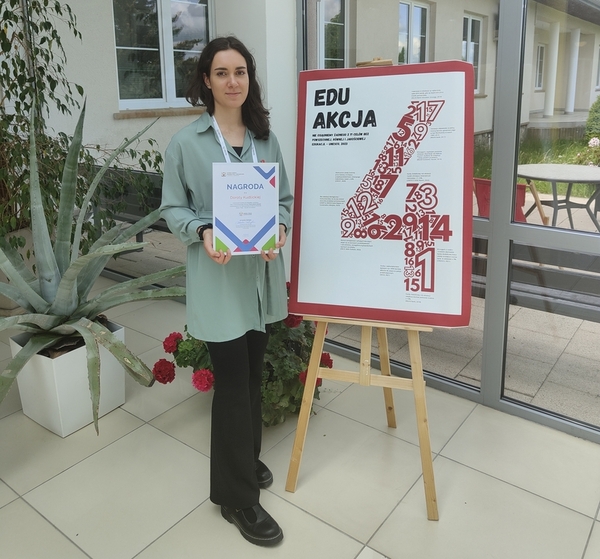 Dorota Kudlicka z nagrodzonym plakatem