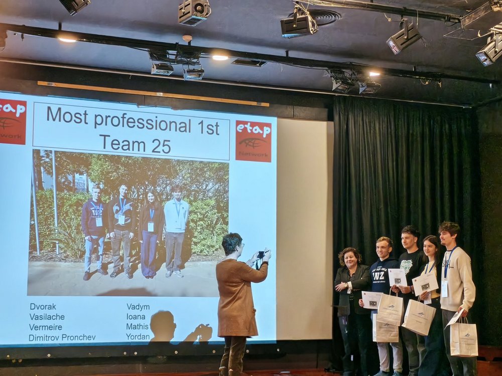 Grupa studentów odbierająca nagrodę