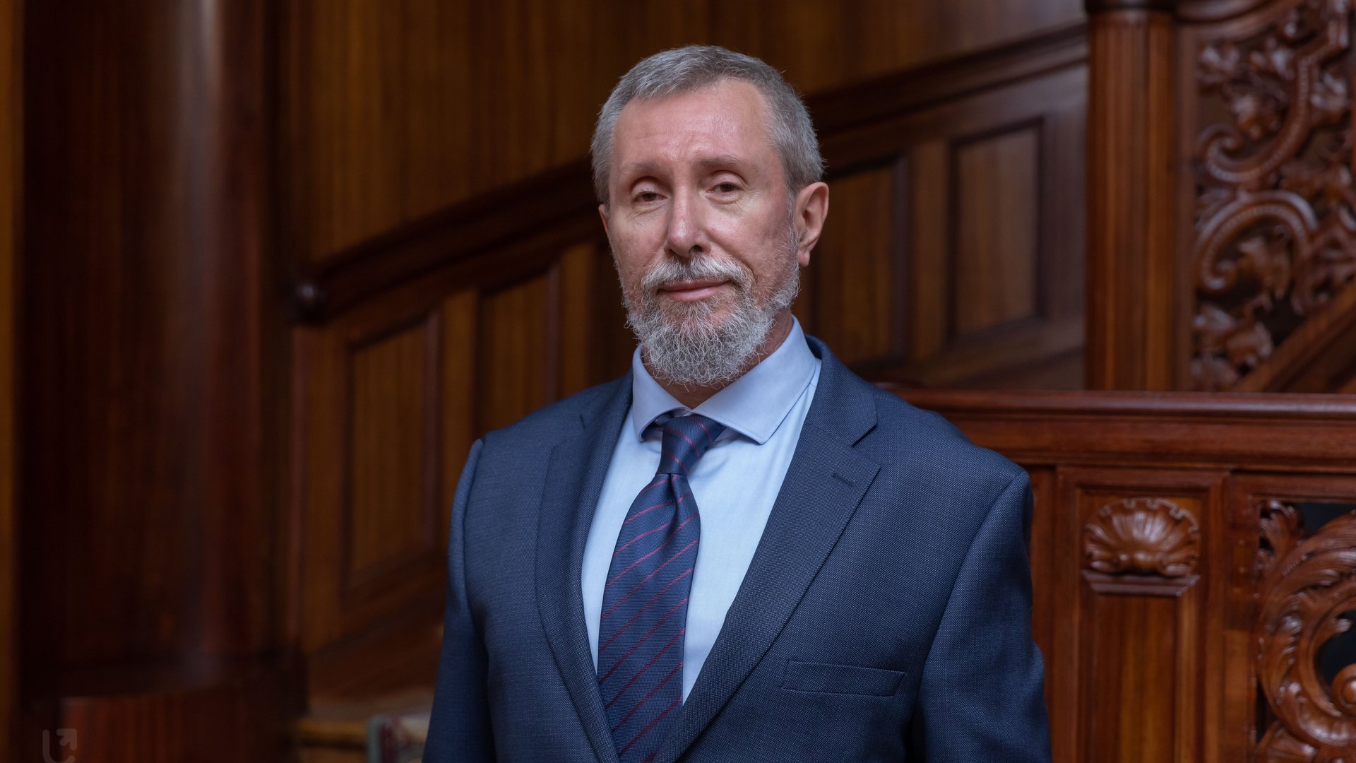 Mężczyzna w niebieskim garniturze