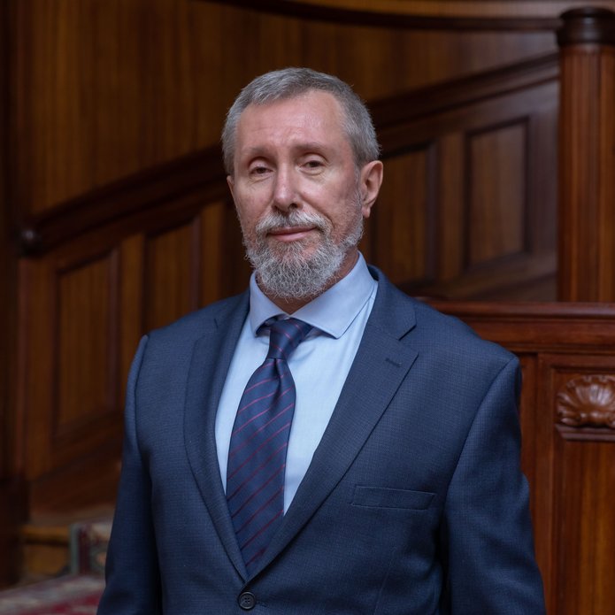 Mężczyzna w niebieskim garniturze