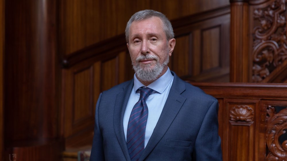 Mężczyzna w niebieskim garniturze