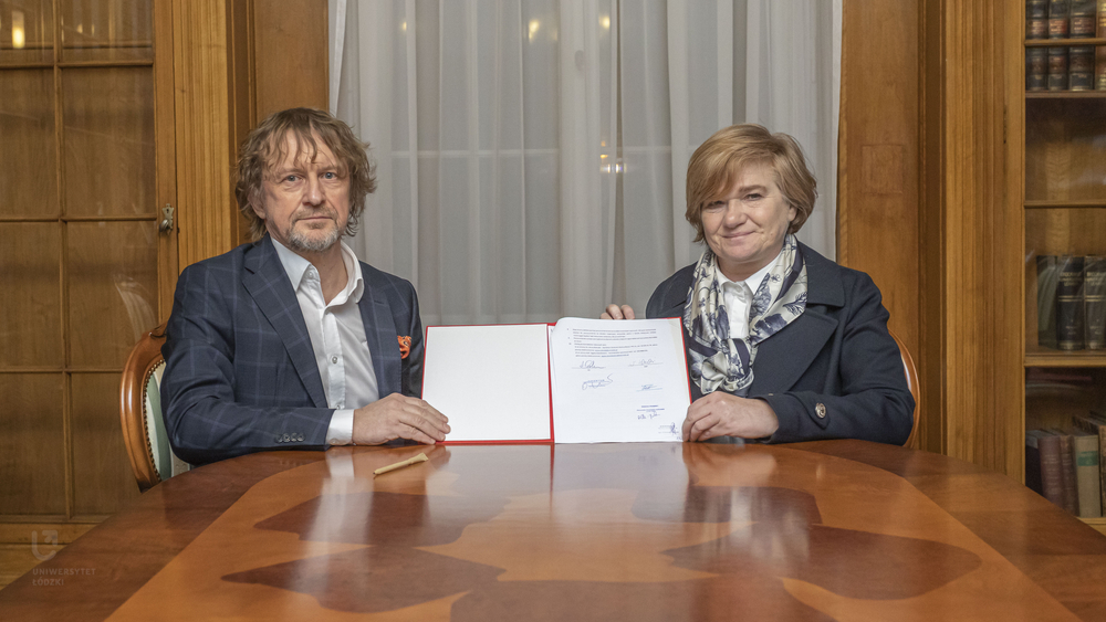 rektor UŁ i rektor ASP prezentują podpisaną umowę