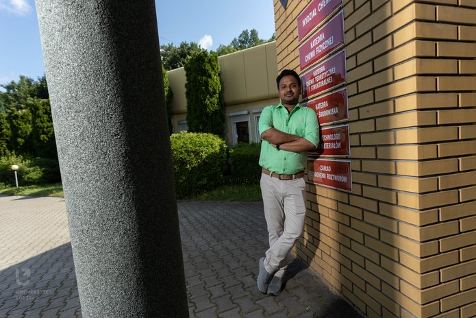 Sujoy Das - an Indian who works at the Faculty of Chemistry, UL as part of the IDUB competition, standing next to the building of the Faculty.
