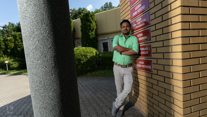 Sujoy Das - Hindus, który pracuje na Wydziale Chemii UŁ w ramach konkursu IDUB, stoi obok Wydziału.