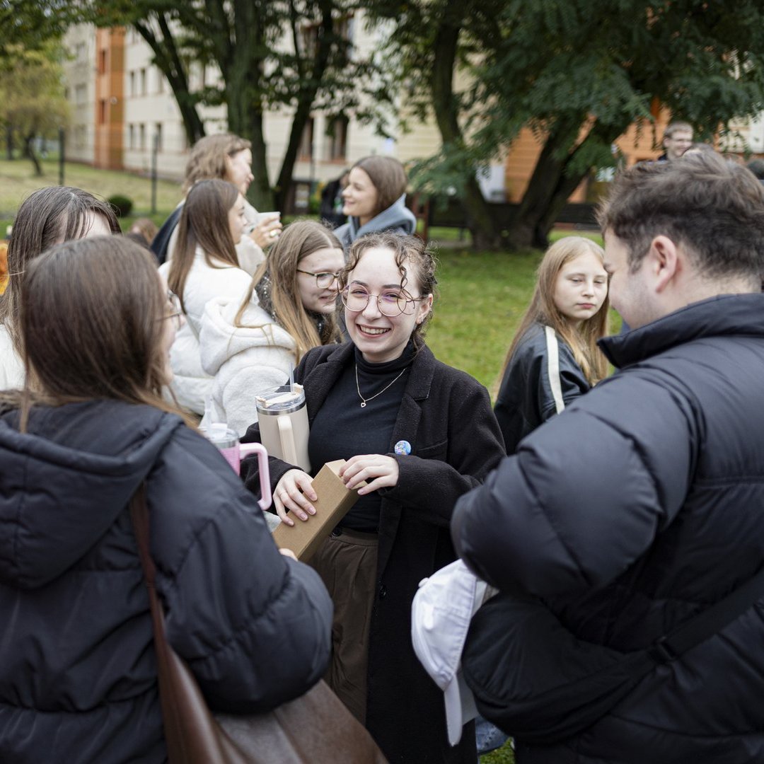 kolorowe zdjęcie przedstawiające uśmiechniętych studentów podczas pikniku na osiedlu akademickim unilodz