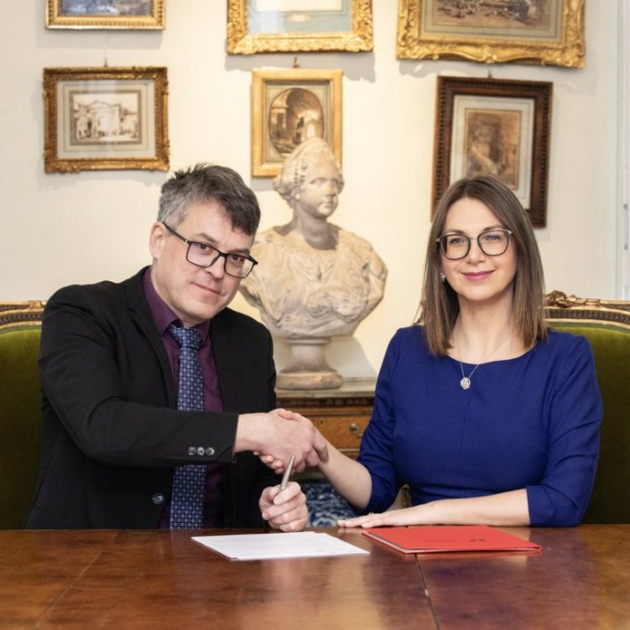 Dr Joanna Orzeł i prof. Maciej Forycki w trakcie podpisanie umowy o współpracy (Bartosz Kałużny (CWzOiSOU UŁ)