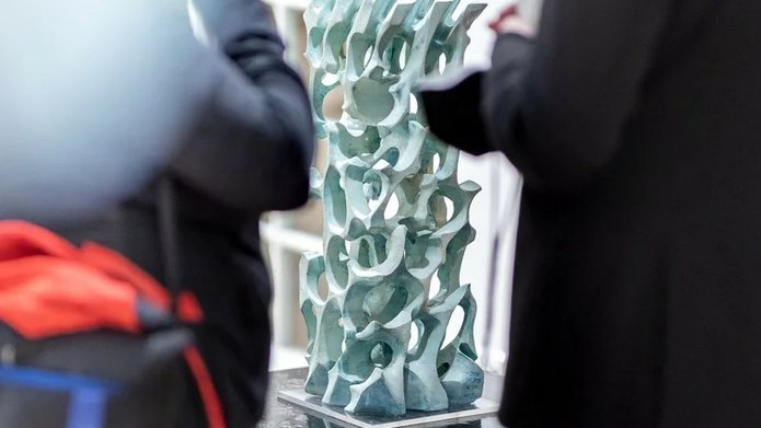 zdjęcie z wystawy - rzeźba i zwiedzający