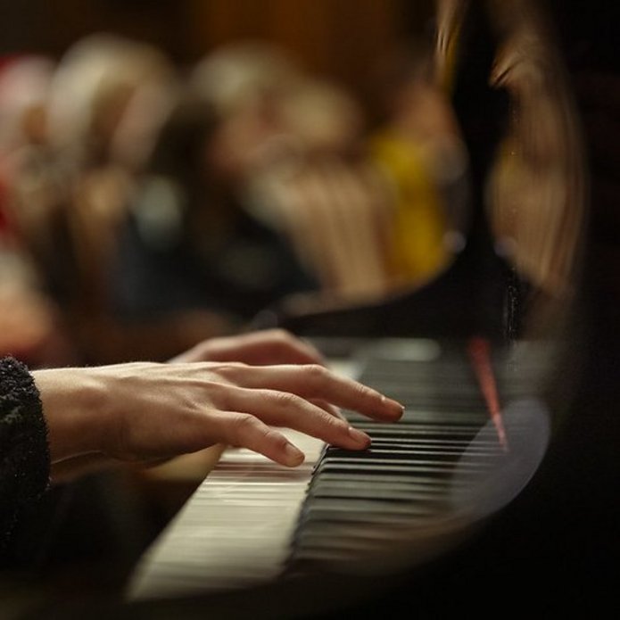 dłonie pianistyki grającej na fortepianie 