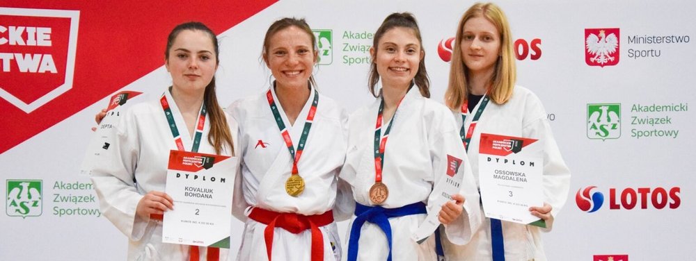 portret czterech laureatek dyscypliny karate, Maria Depta ze złotym medalem