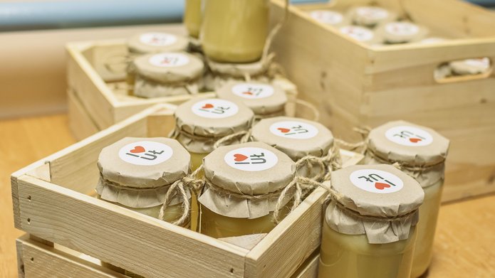 fot. Maciej Andrzejewski, CKiPR podarowane miody z napisem I love UŁ na wieczku