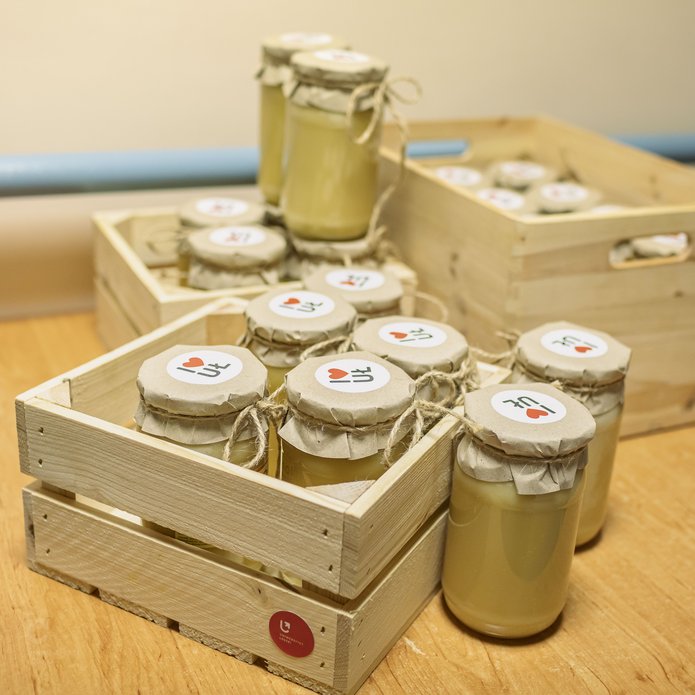 podarowane miody z napisem I love UŁ na wieczku