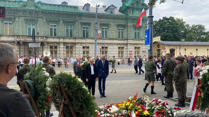 Rektor UŁ Elżbieta Żądzińska składa hołd poległym żołnierzom przed Grobem Nieznanego Żołnierza