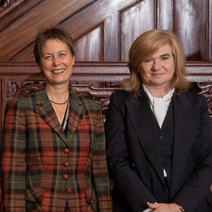 Zdjęcie grupowe z profesor Isabel Grimm-Stadelmann oraz Rektor Elżbietą Żądzinską