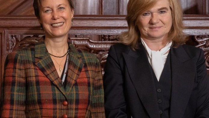 Zdjęcie grupowe z profesor Isabel Grimm-Stadelmann oraz Rektor Elżbietą Żądzinską