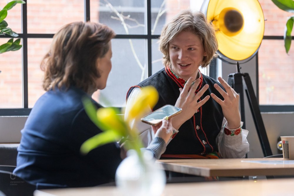 Piotr Pejski podczas udzielania komentarza eksperckiego