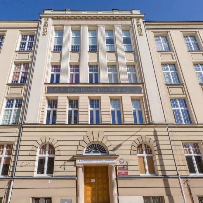 zdjęcie dekoracyjne przedstawiające wejście do budynku wsmip uł