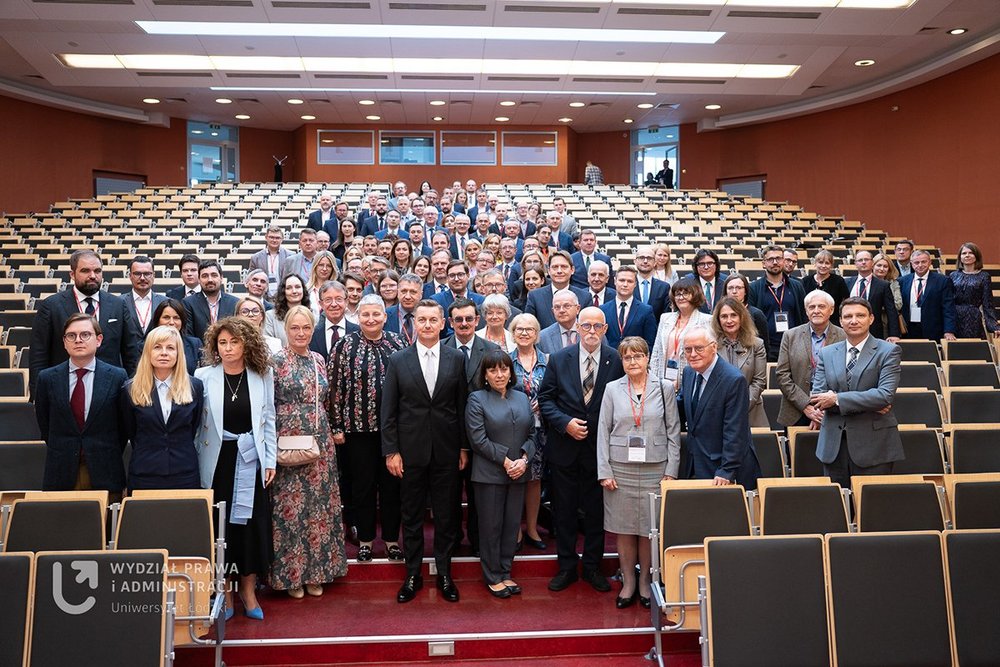 Grupa naukowców na Auli Czerwonej WPiA UŁ.