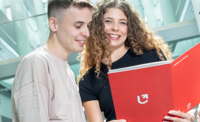 Młodzi ludzie studenci UŁ w budynku uczelni