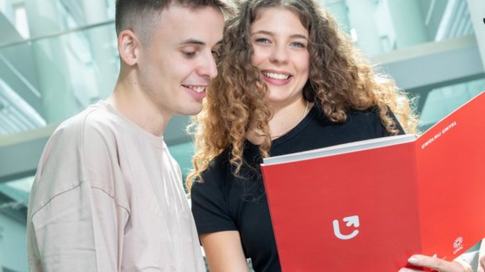 Młodzi ludzie studenci UŁ w budynku uczelni
