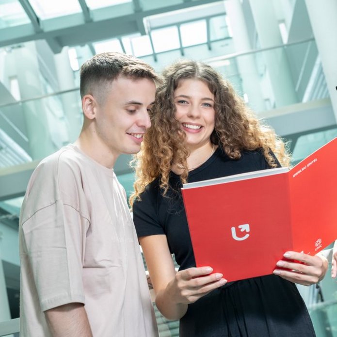 Młodzi ludzie studenci UŁ w budynku uczelni