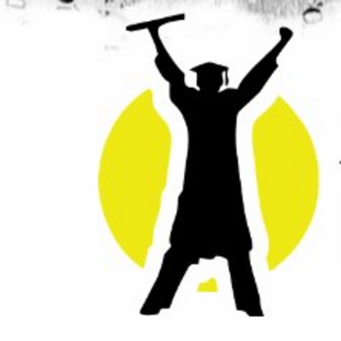 Czarna postać studenta w birecie z dyplomem w ręku na tle żółtego okręgu