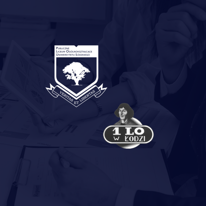 Na granatowym tle logotyp Publicznego Liceum Ogólnokształcącego Uniwersytetu Łódzkiego i 1 LO w Łodzi