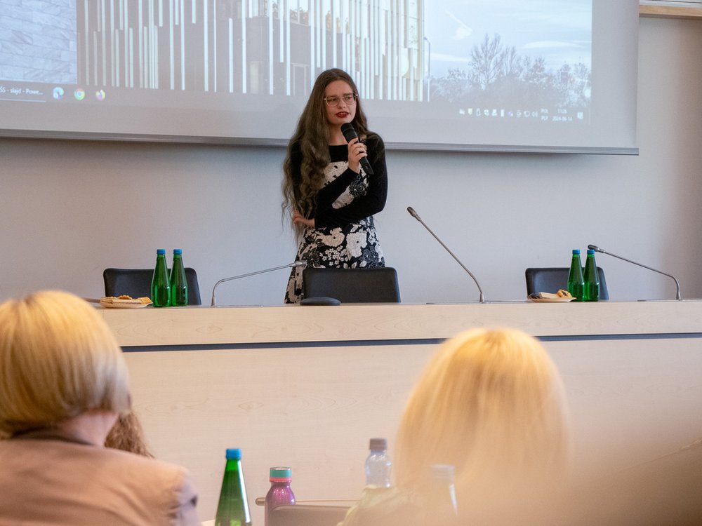 Uczestniczka podczas wystąpienia