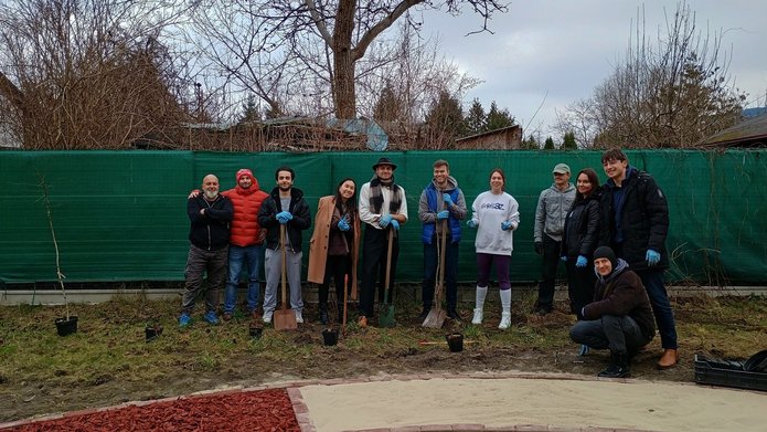 Osoby zaangażowane w sadzenie drzew i krzewów na Lumubowie