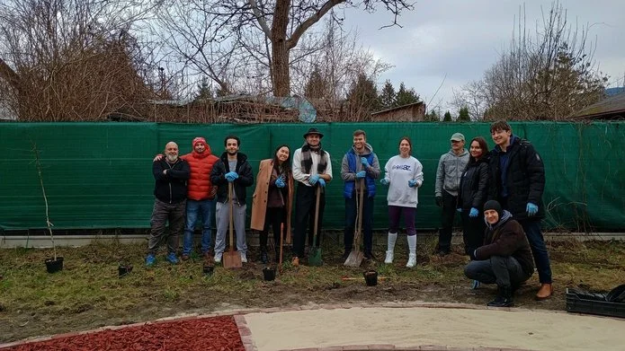 Osoby zaangażowane w sadzenie drzew i krzewów na Lumubowie