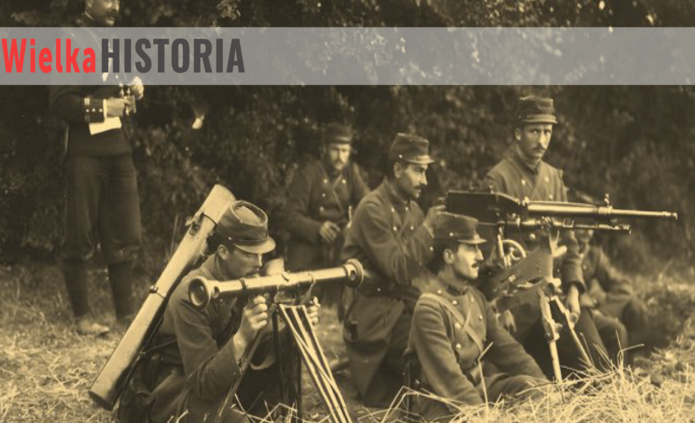 niekolorowe zdjęcie prezentujące żołnierzy w okopach