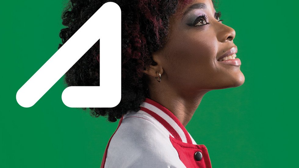 [Translate to English:] Zaangazowanie. Kobieta na zielonym tle