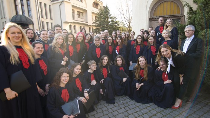 zdjęcie grupowe Akademickiego Chóru UŁ w strojach 